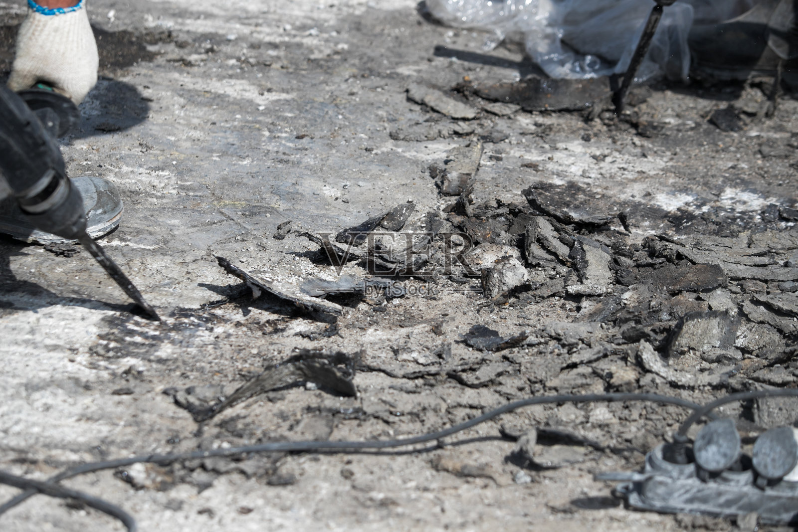 产业工人的细节。男工人使用手提风钻机械照片摄影图片