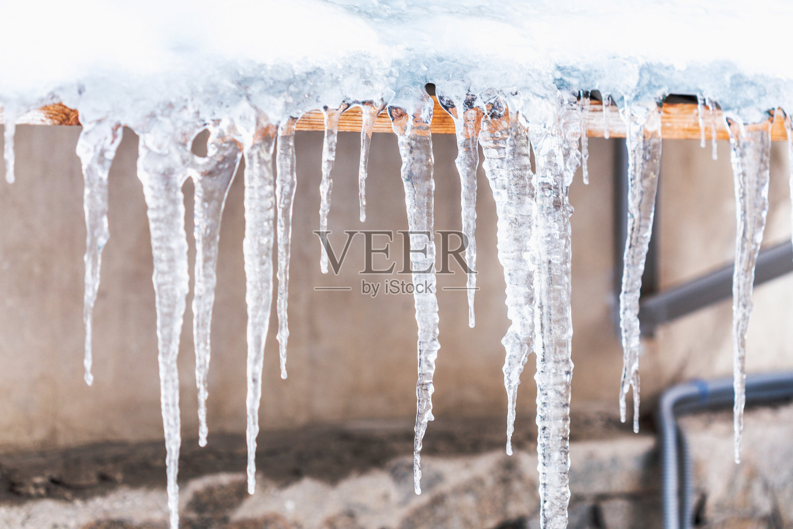 美丽闪亮透明的冰柱照片摄影图片