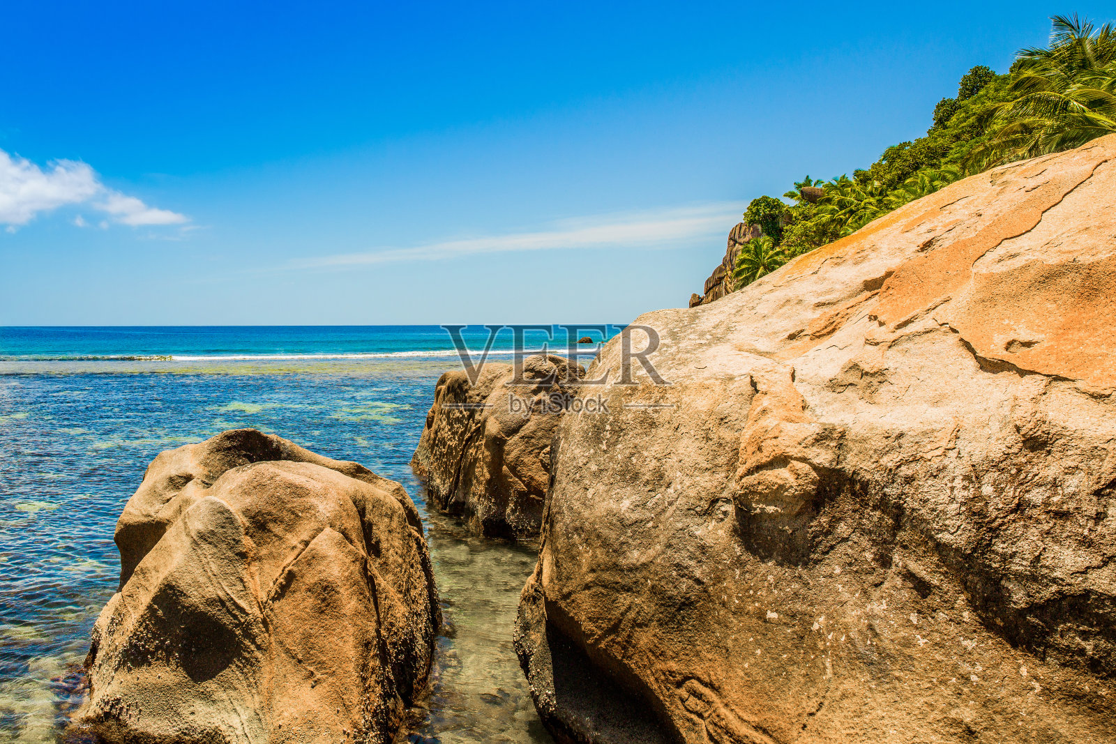 海滩上巨大的花岗岩巨石照片摄影图片