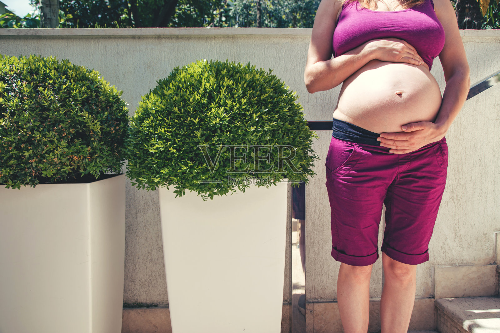 孕妇户外。照片摄影图片