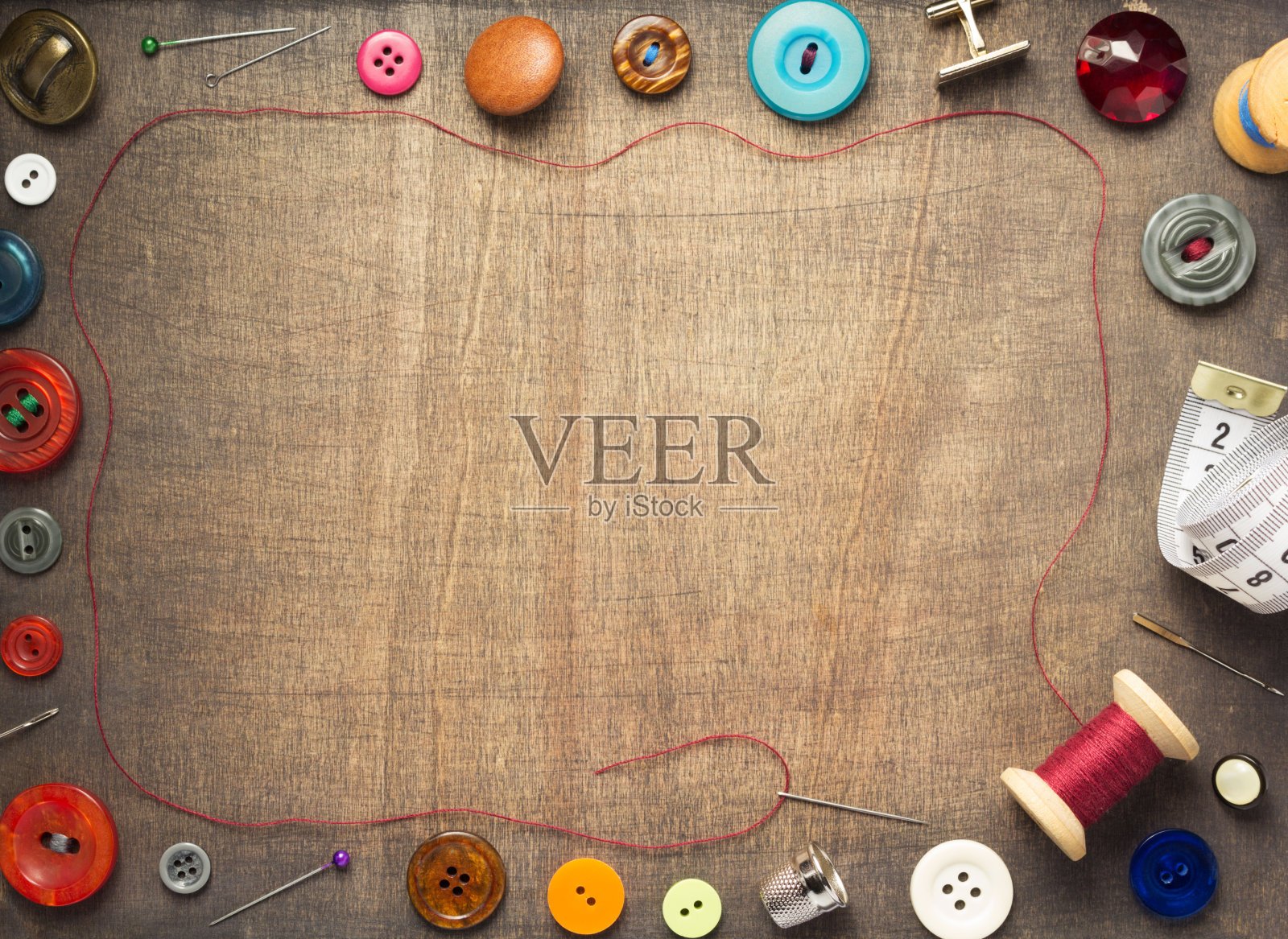 缝纫工具和附件在木制桌子的背景照片摄影图片