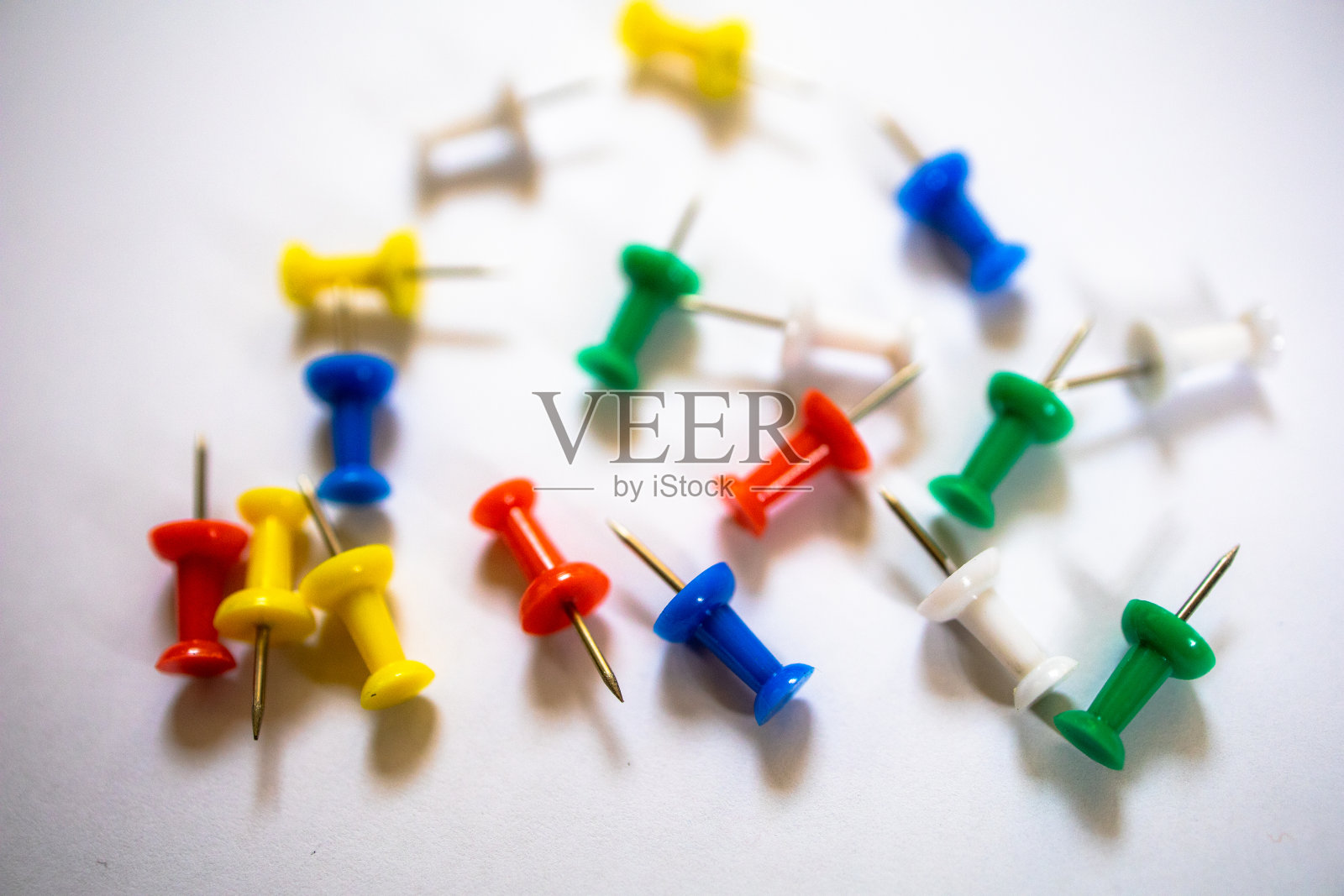 彩色大头针在白纸背景上照片摄影图片