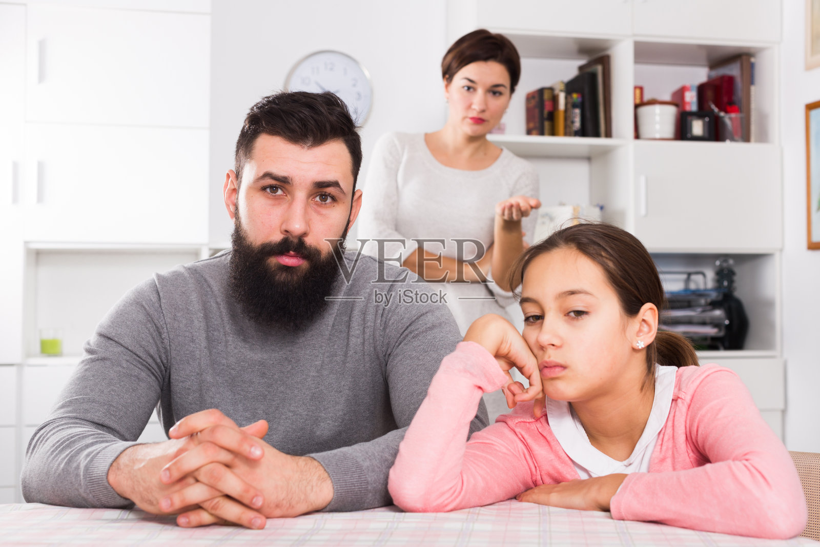 母亲在教训丈夫和女儿照片摄影图片