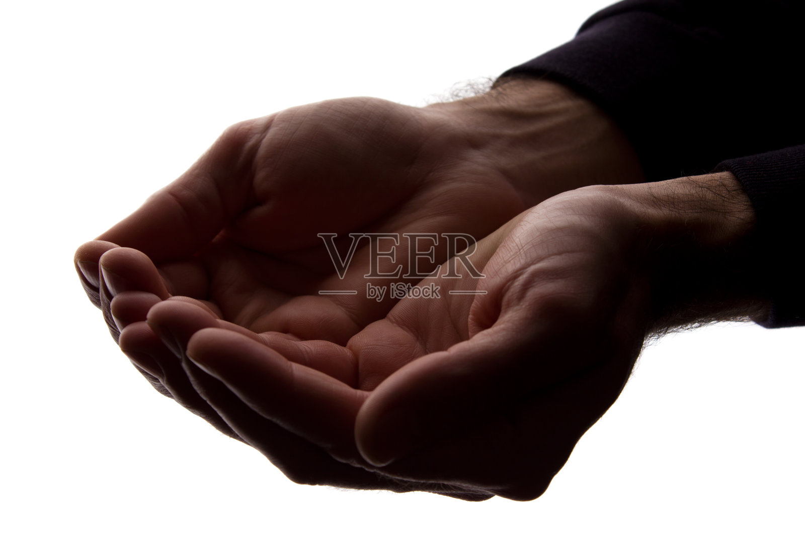 男人手拉着手，一把手剪影照片摄影图片