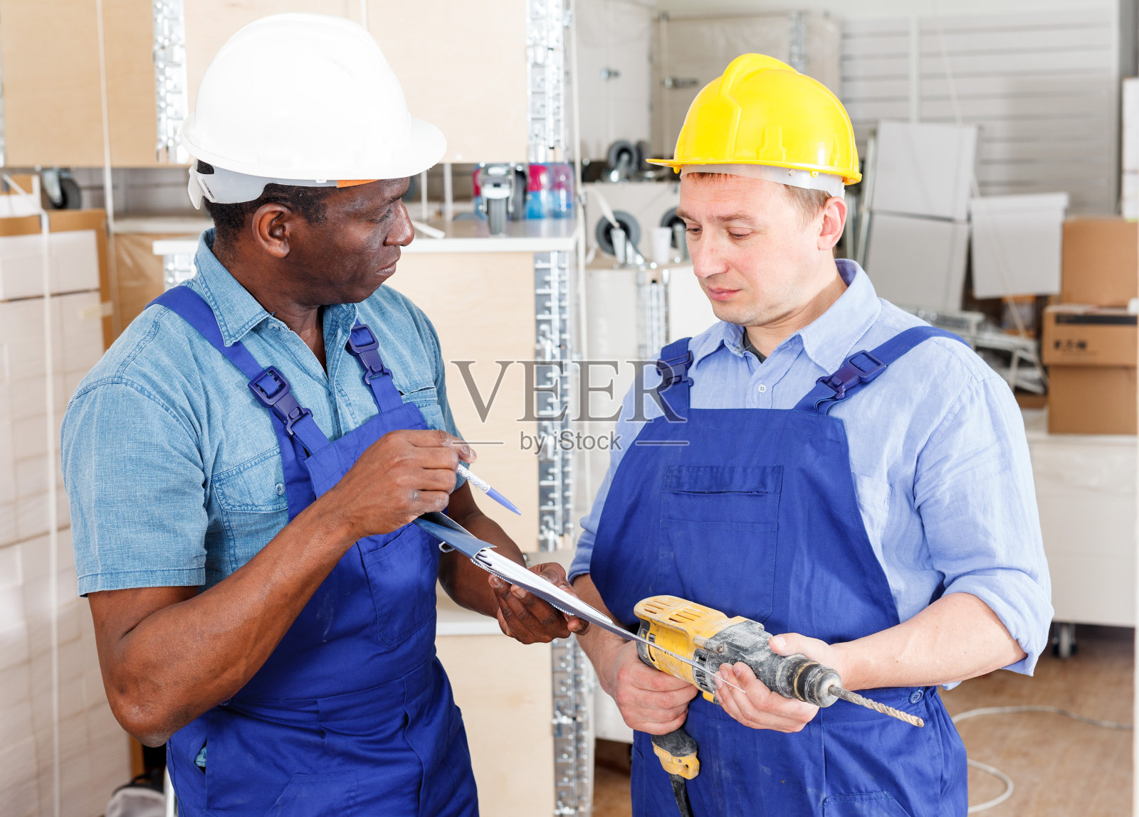 建筑工人正在讨论即将进行的维修照片摄影图片