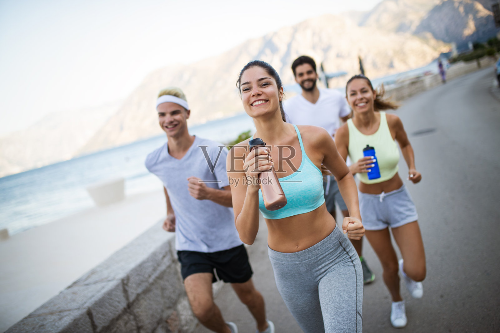 一群年轻人在户外的大自然中慢跑和奔跑照片摄影图片