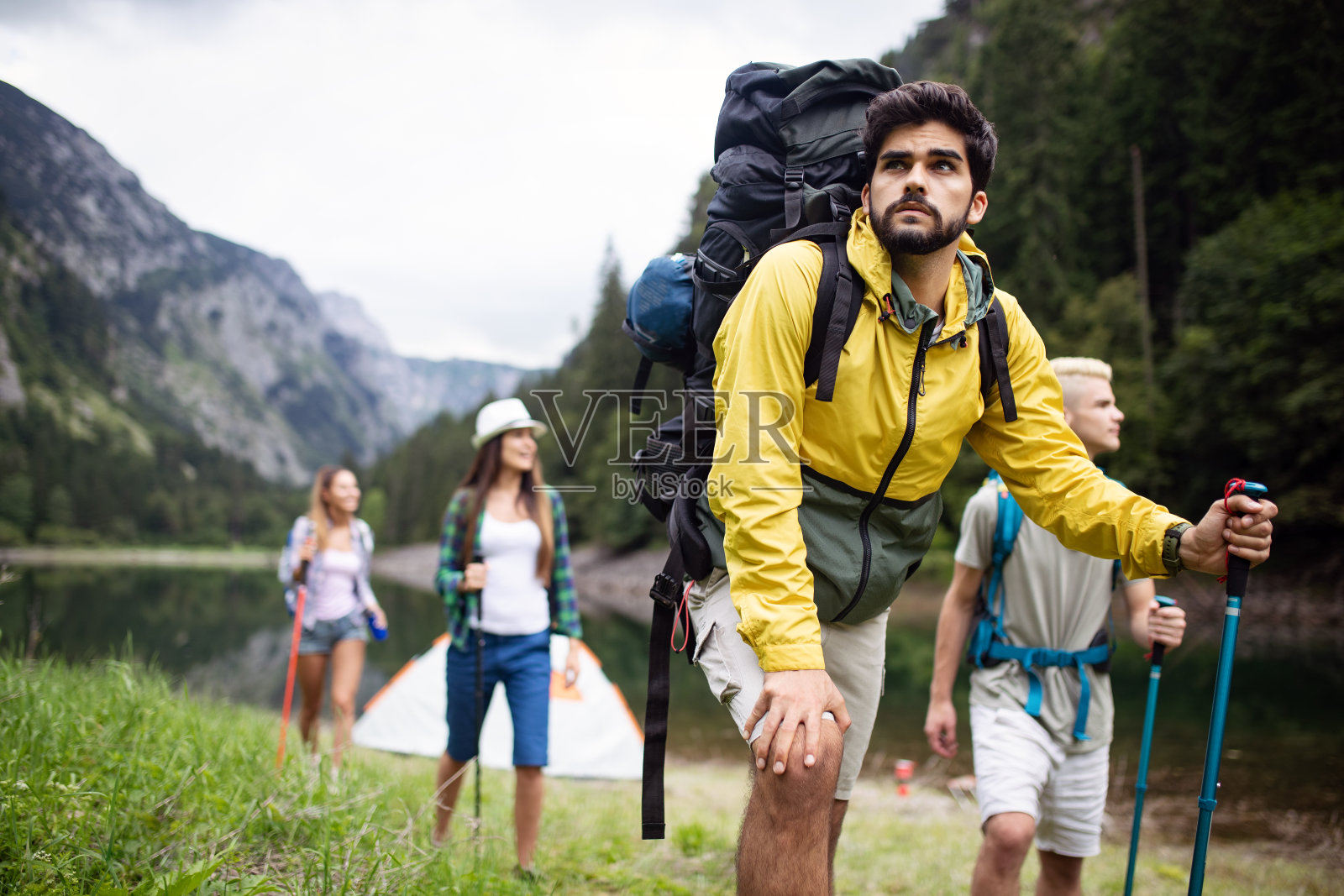 一群快乐的朋友带着背包一起远足照片摄影图片