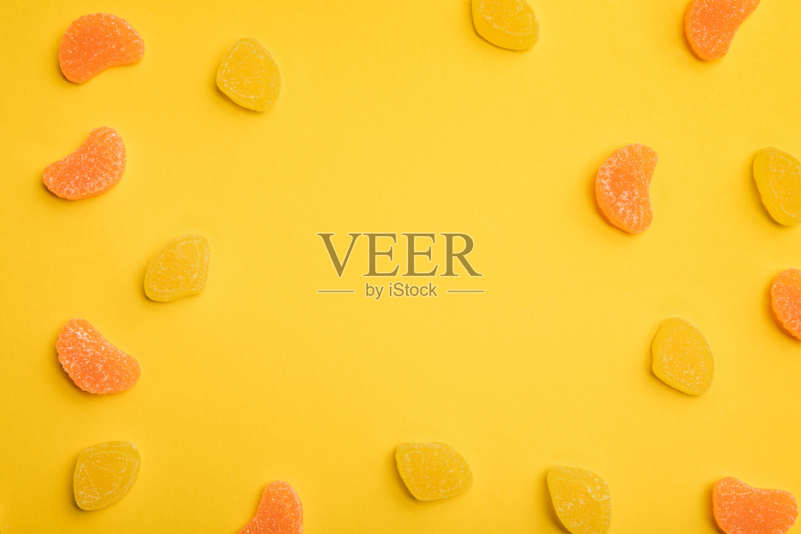 俯视图美味的橘子和柠檬果冻分散在黄色的背景照片摄影图片