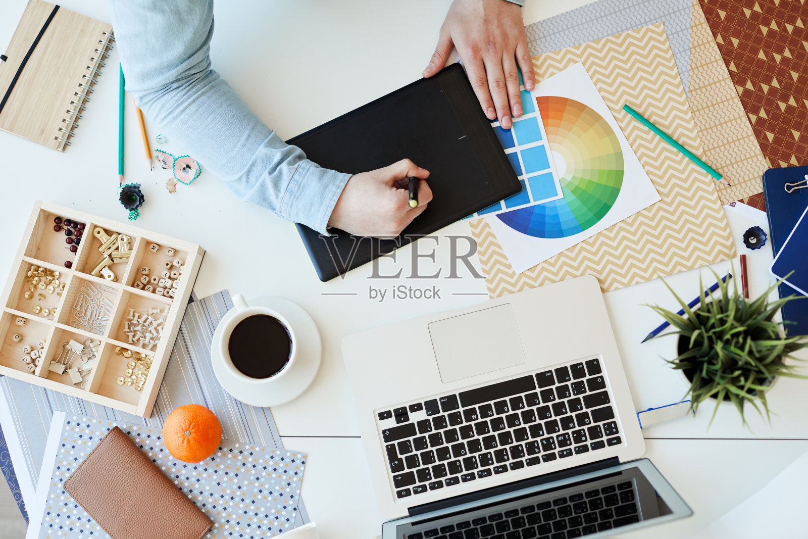 图形设计师工作与绘图板照片摄影图片