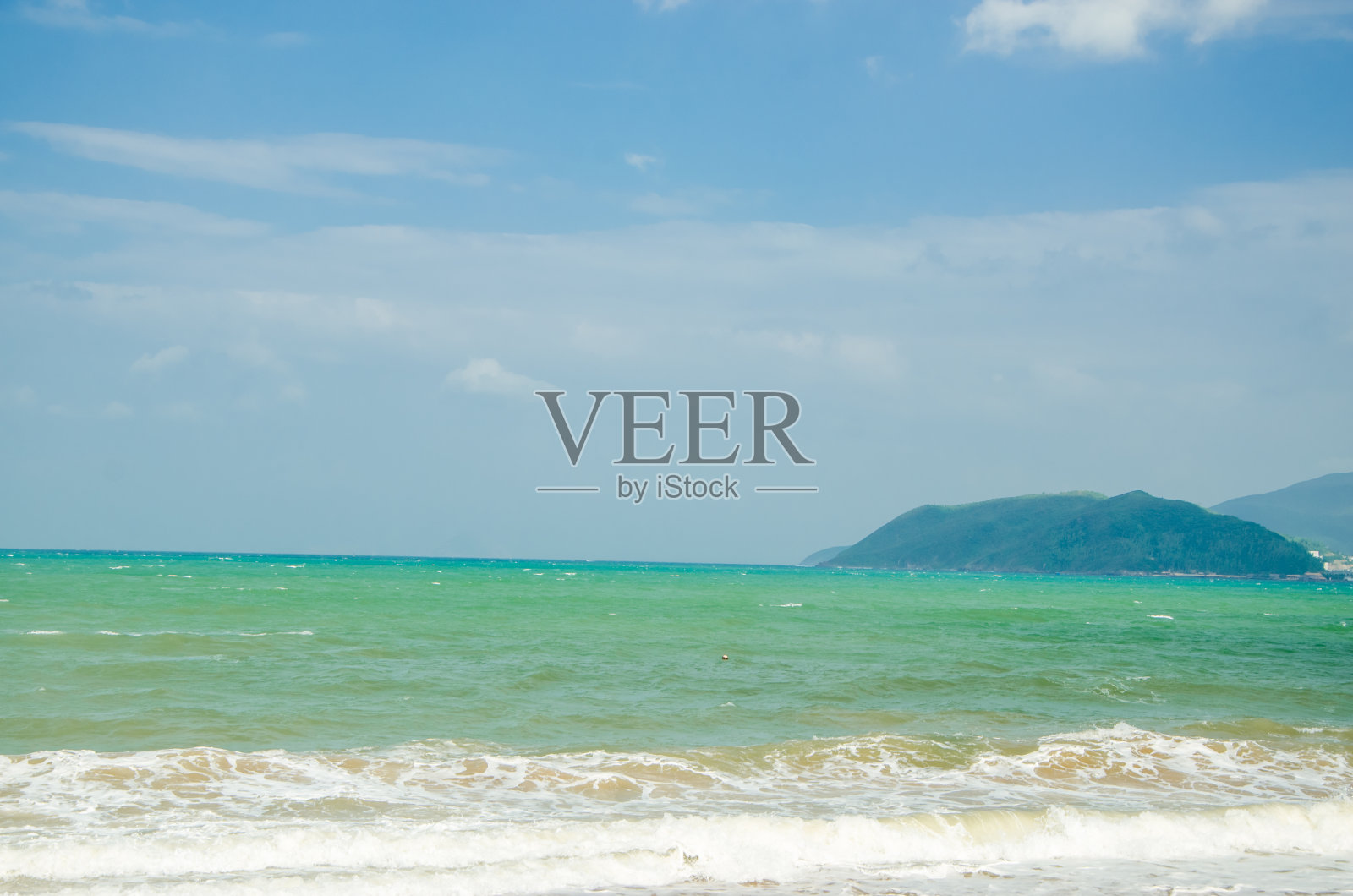 海滨。沙滩。阳光明媚的夏天的一天。蓝色的水照片摄影图片