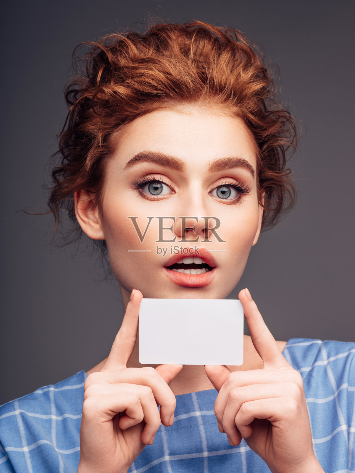 拿着名片的年轻女子照片摄影图片