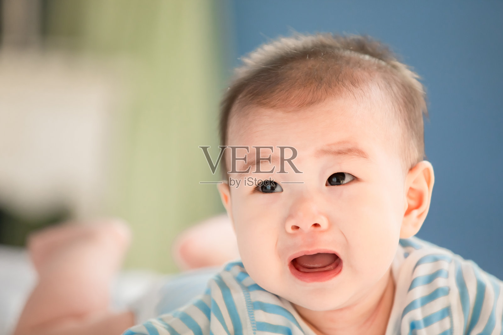 婴儿躺在床上照片摄影图片