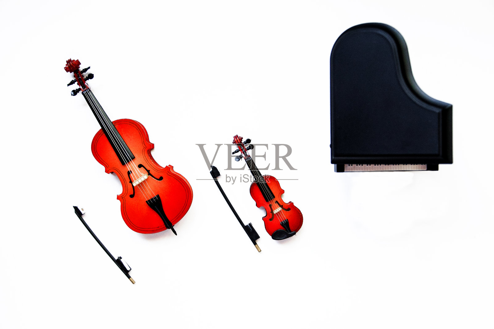 古典弦乐器大提琴，小提琴和钢琴孤立在白色的背景。有选择性的重点照片摄影图片