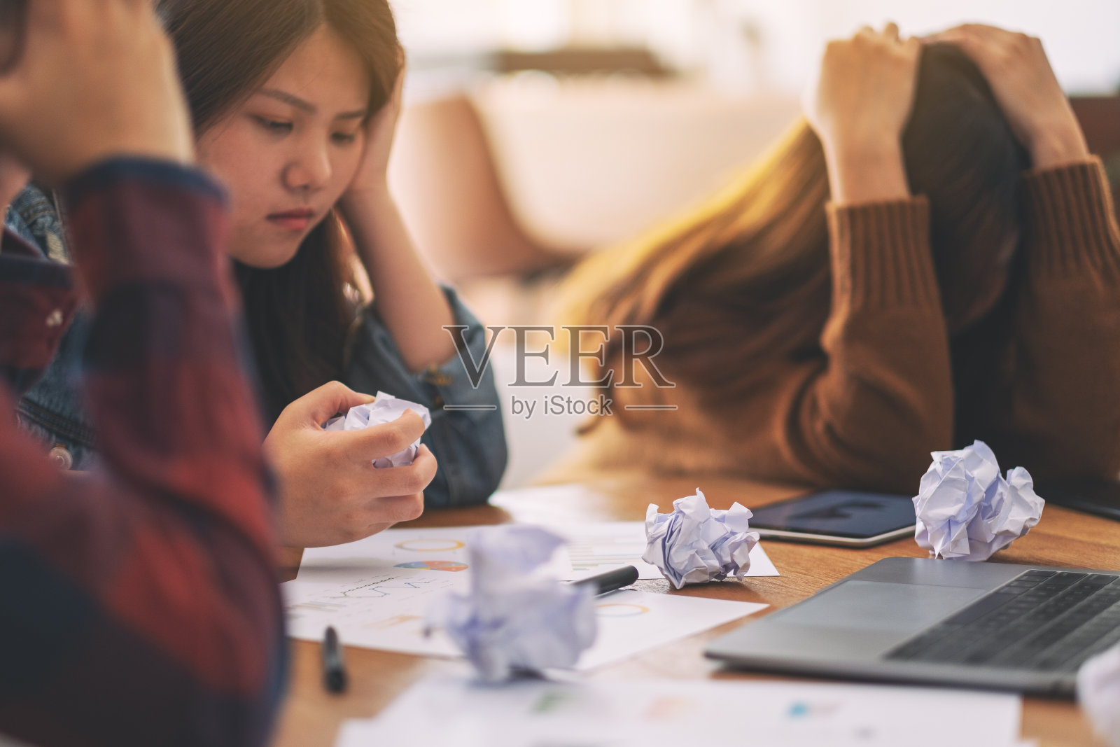 商人在商务会议中遇到问题时会感到压力照片摄影图片