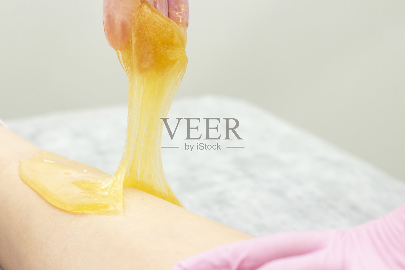糖脱毛美容程序应用shugaring膏在皮肤上照片摄影图片