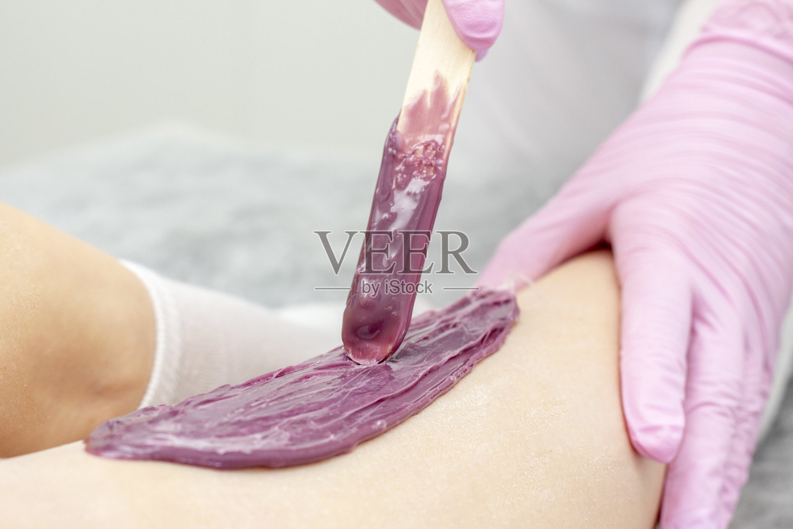 上蜡美容脱毛程序暖和蜡应用于皮肤与木棍照片摄影图片