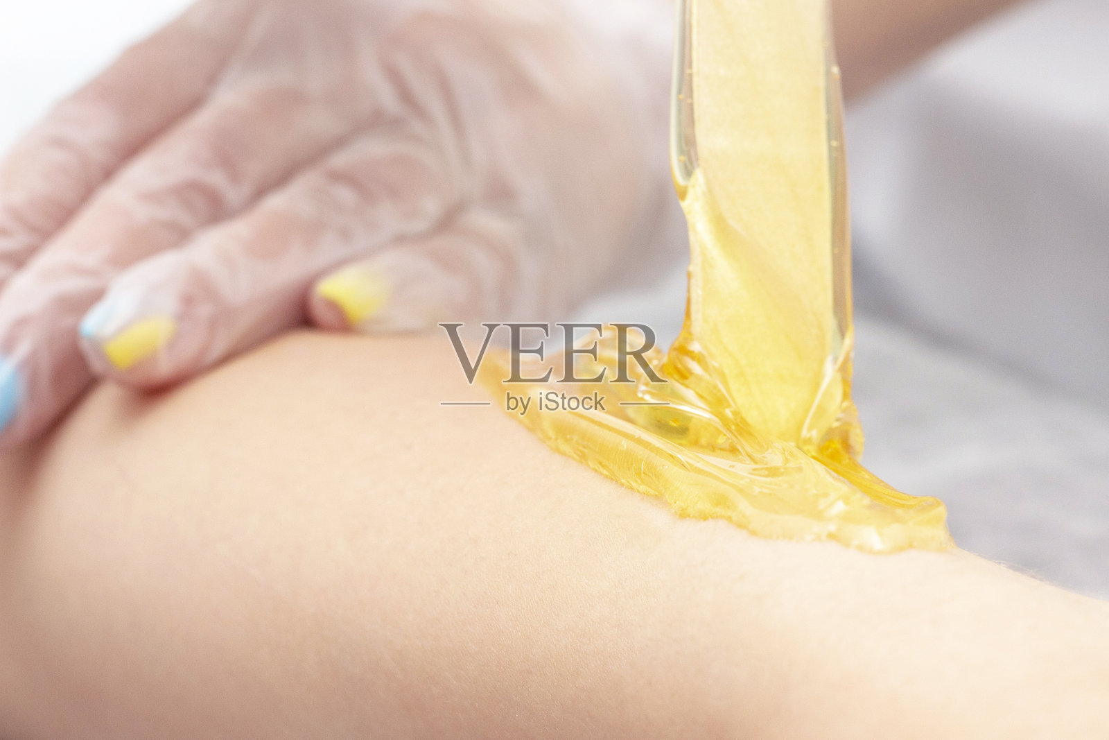 糖脱毛美容程序应用shugaring膏在皮肤上照片摄影图片