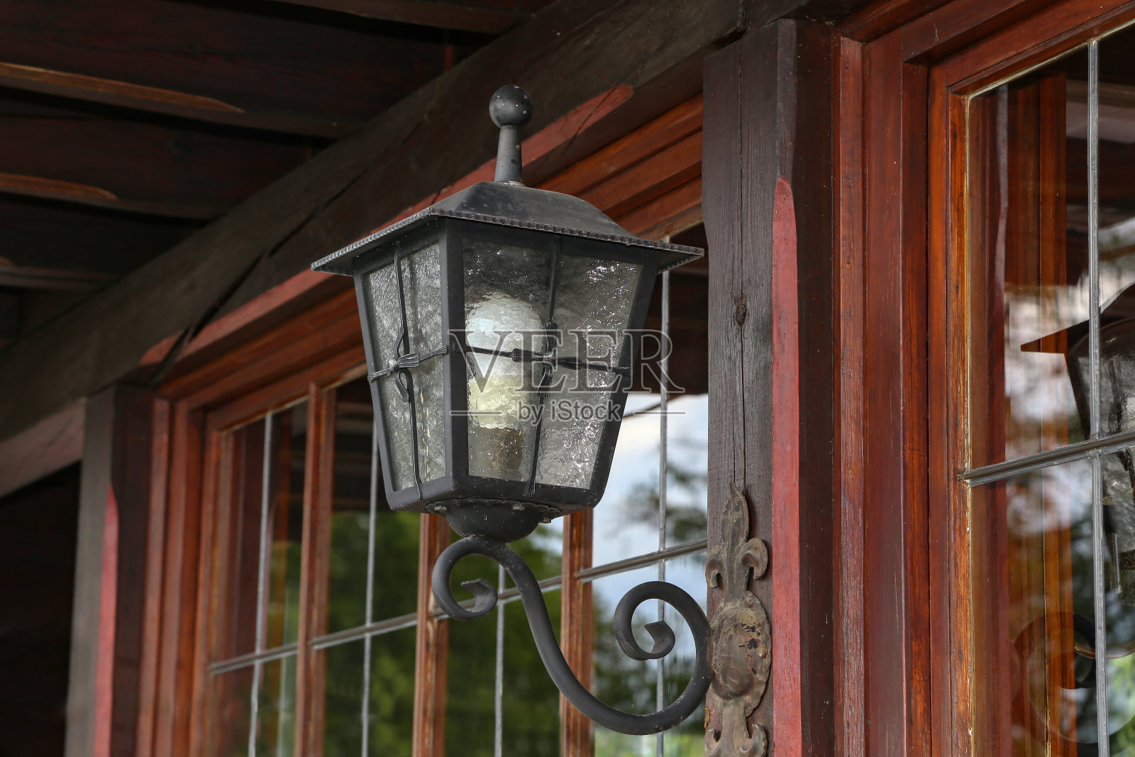 漂亮的灯挂在木屋的墙上照片摄影图片
