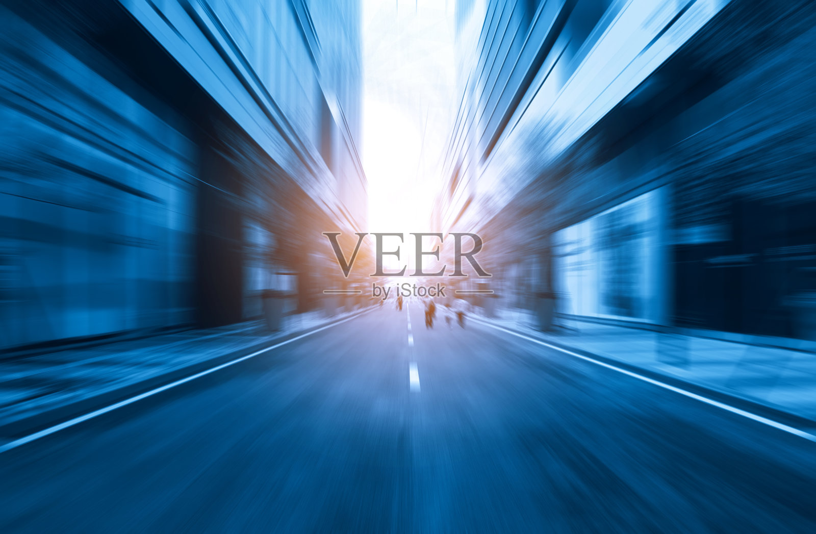 运动模糊了中国深圳的高速公路和现代建筑照片摄影图片