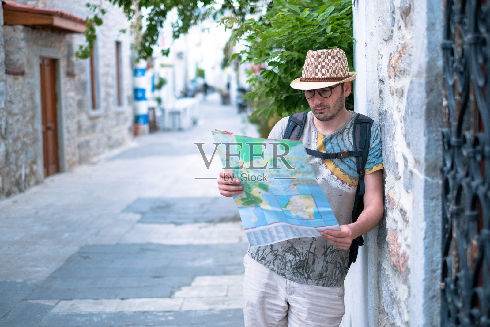 年轻游客手拿地图探索城市照片摄影图片