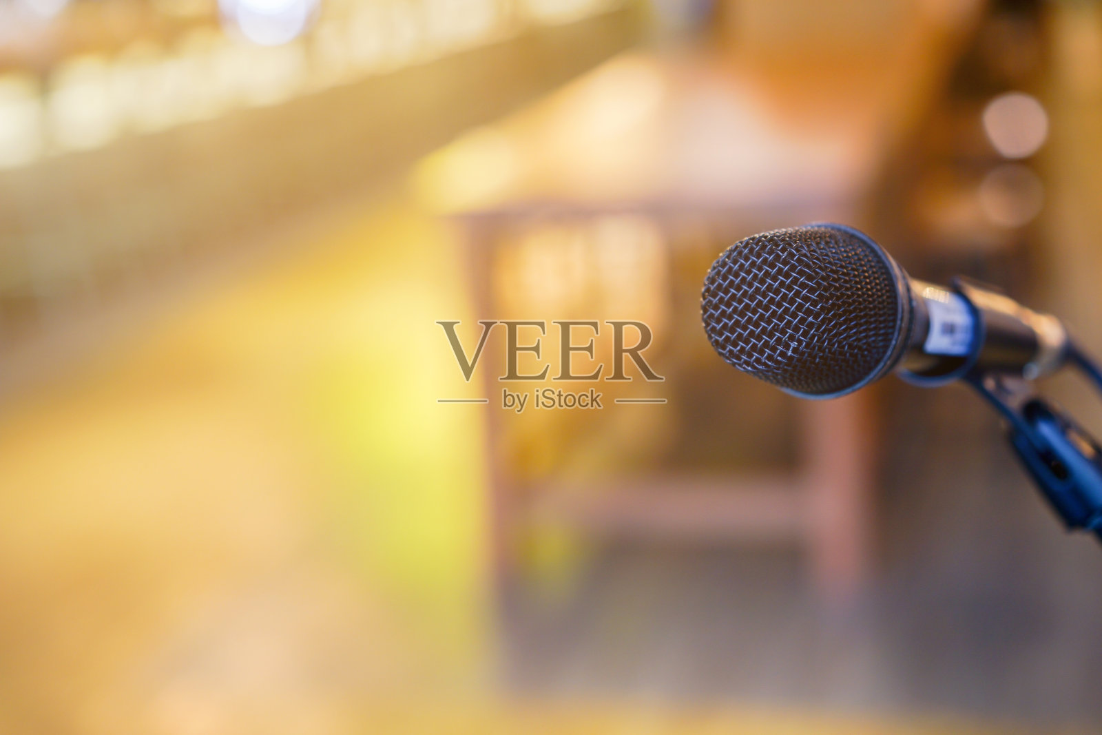 近距离的黑色站立麦克风在会议大厅会议教育和商业技术活动的概念照片摄影图片