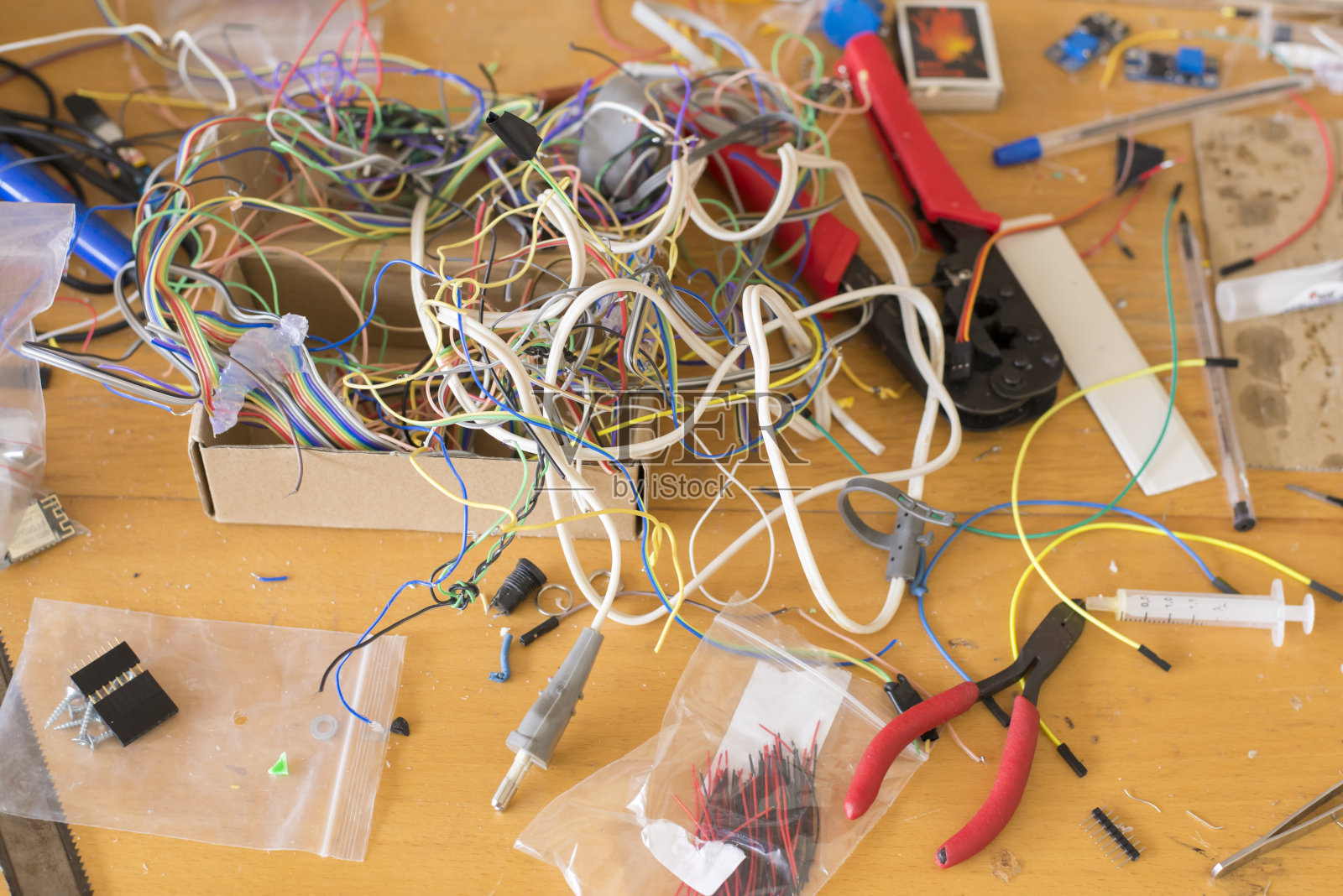 电线和其他工具在桌面上与电子工作照片摄影图片
