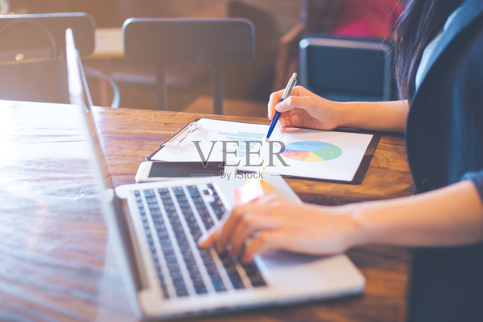 商务女性工作与笔记本电脑和分析图表和图表显示的结果。照片摄影图片