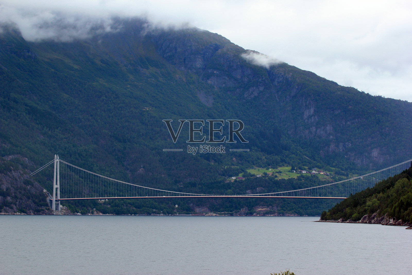 挪威霍达兰县的哈丹格大桥。照片摄影图片