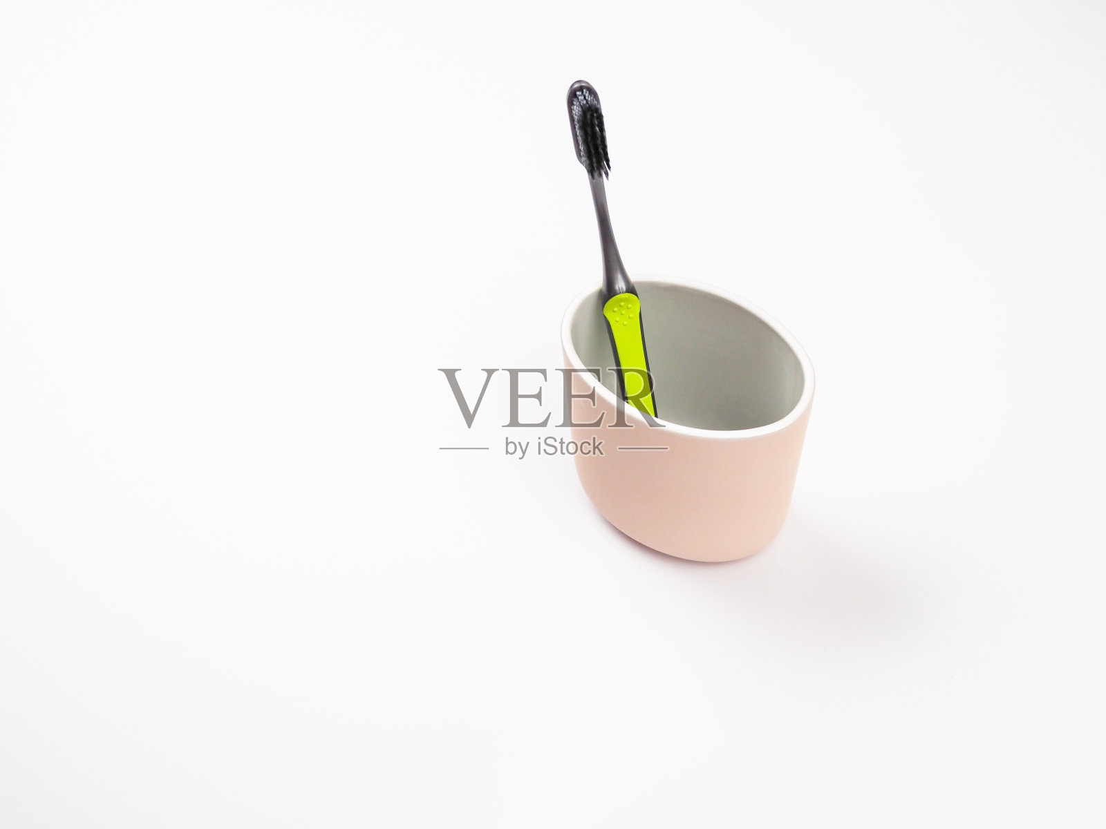 杯装牙刷，白色背景照片摄影图片