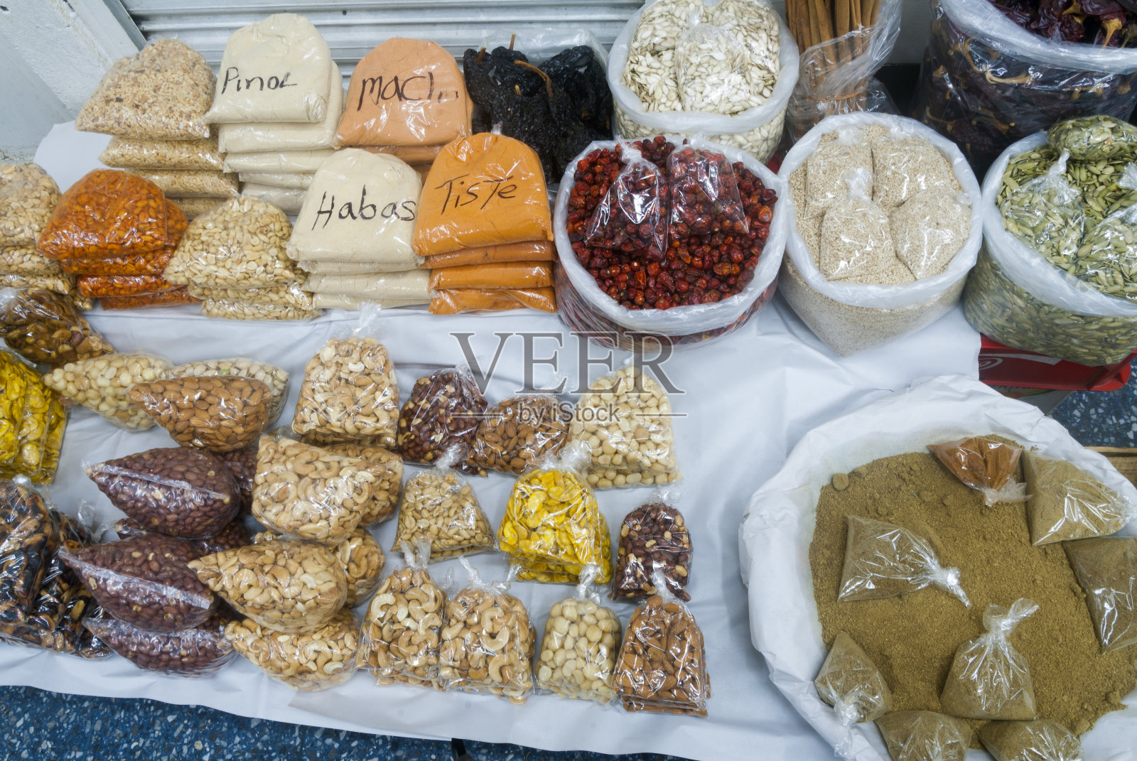 在危地马拉，中心市场销售香料，用西班牙语标明产品名称。照片摄影图片