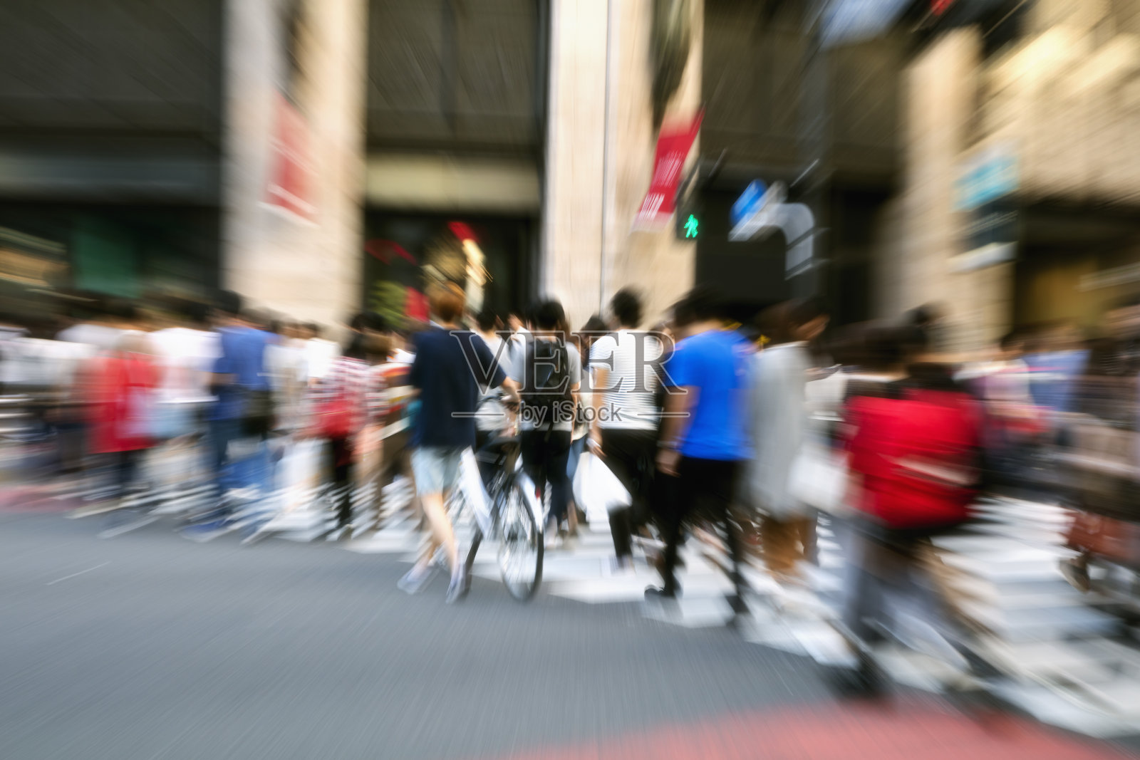 大群人在东京穿过马路，Motion Blur，日本照片摄影图片