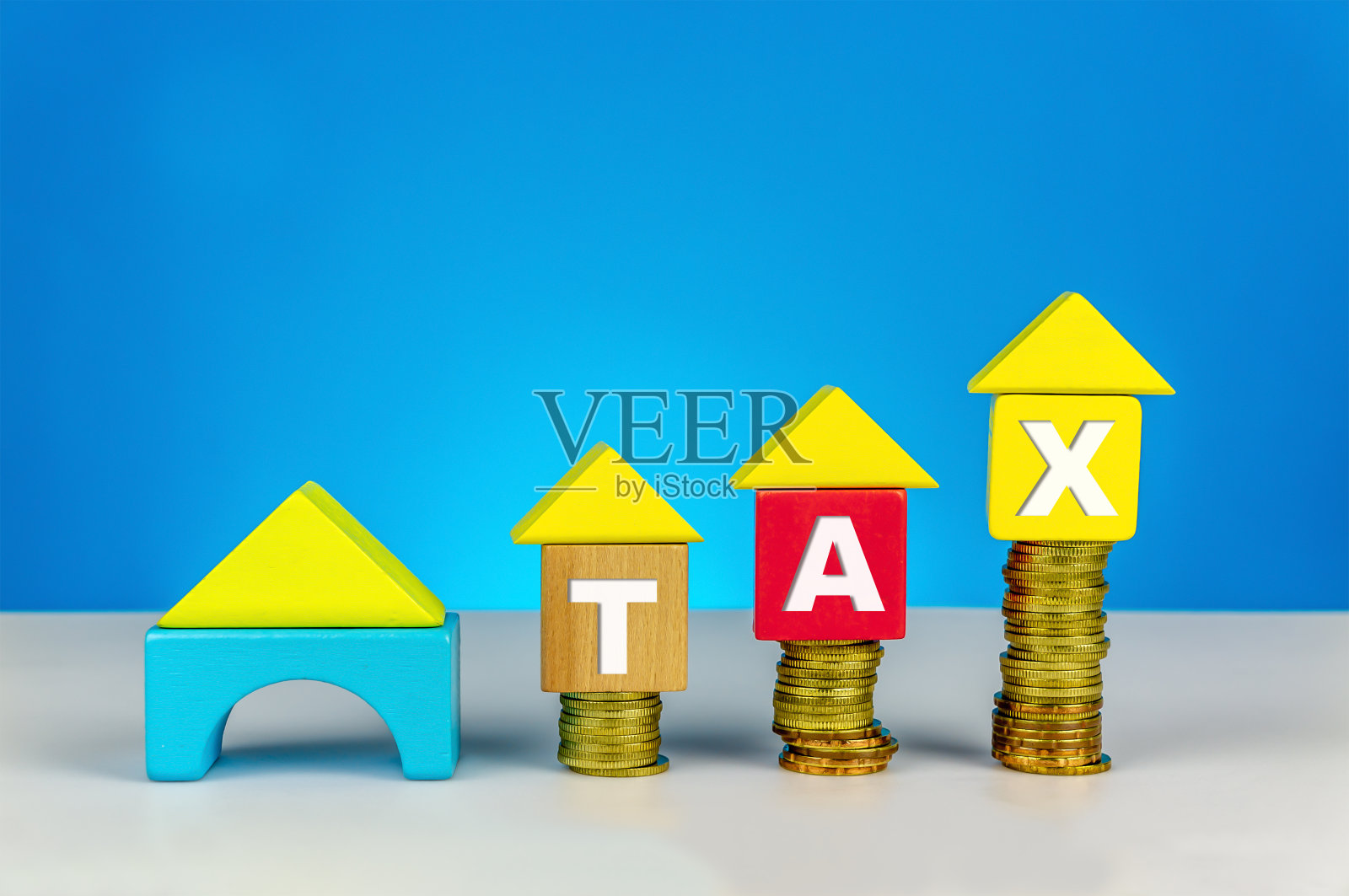 税收的性质。用金币和木方堆砌而成。税务、税务、物业及投资概念或其他您的内容。照片摄影图片