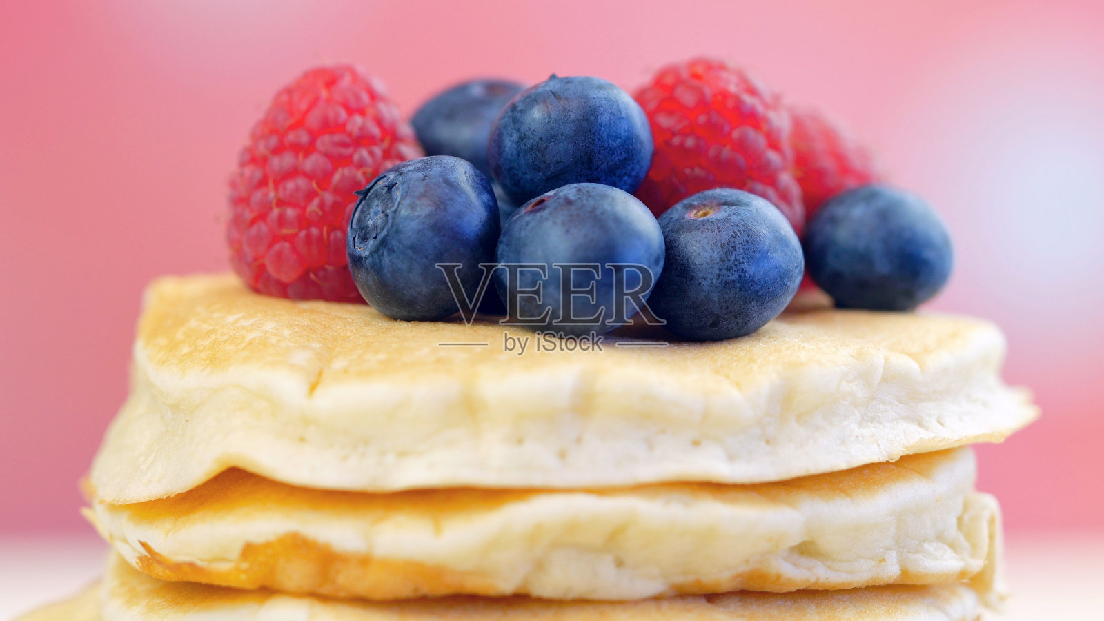 煎饼配覆盆子，蓝莓特写照片摄影图片