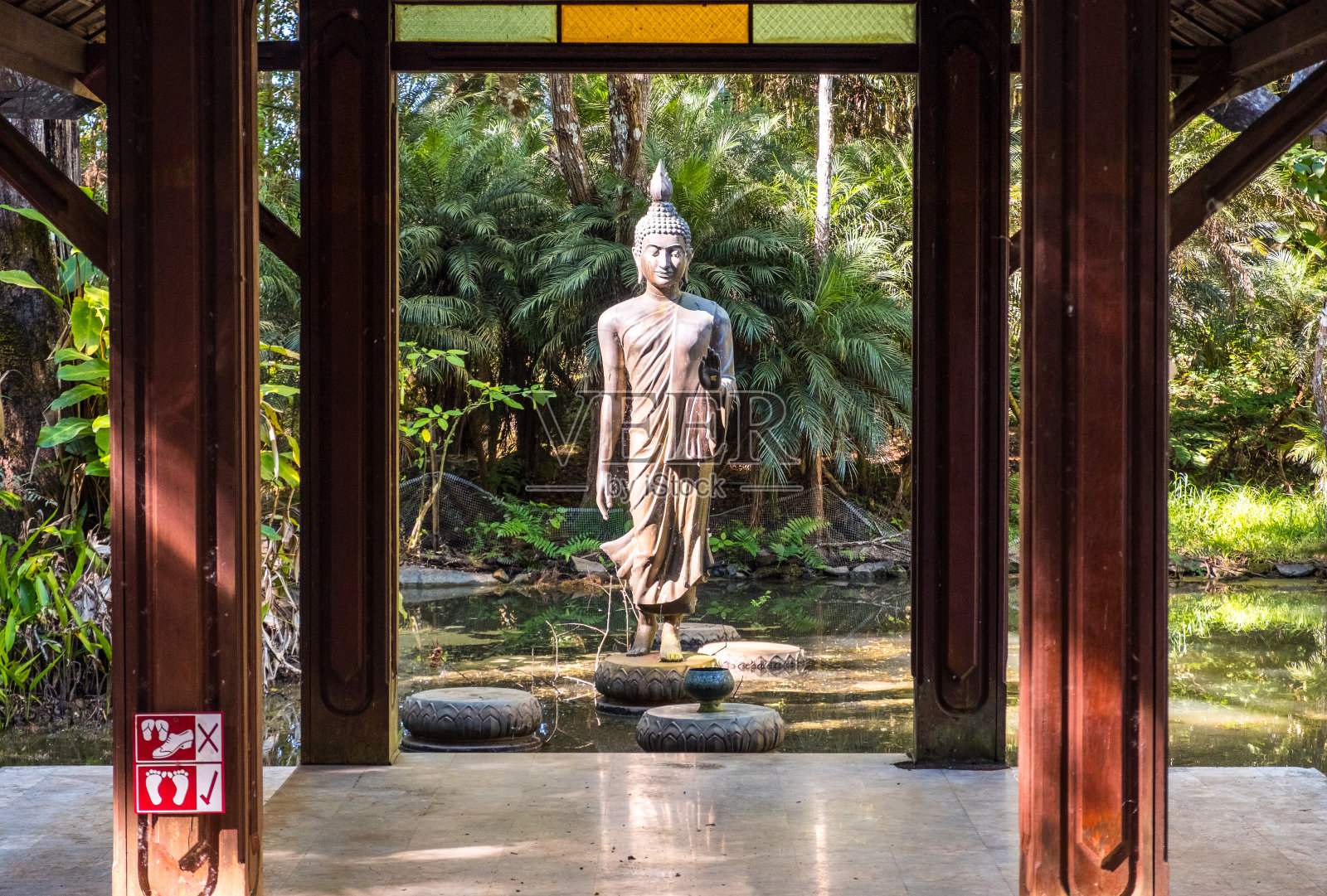 位于泰国清莱省Doi Chang山的佛园中的佛像。照片摄影图片