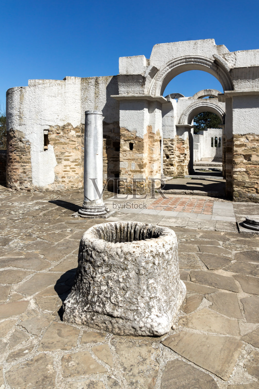 The Ruins of Round (Golden) Church of St. John near The First Bulgarian Empire Great Preslav，保加利亚照片摄影图片