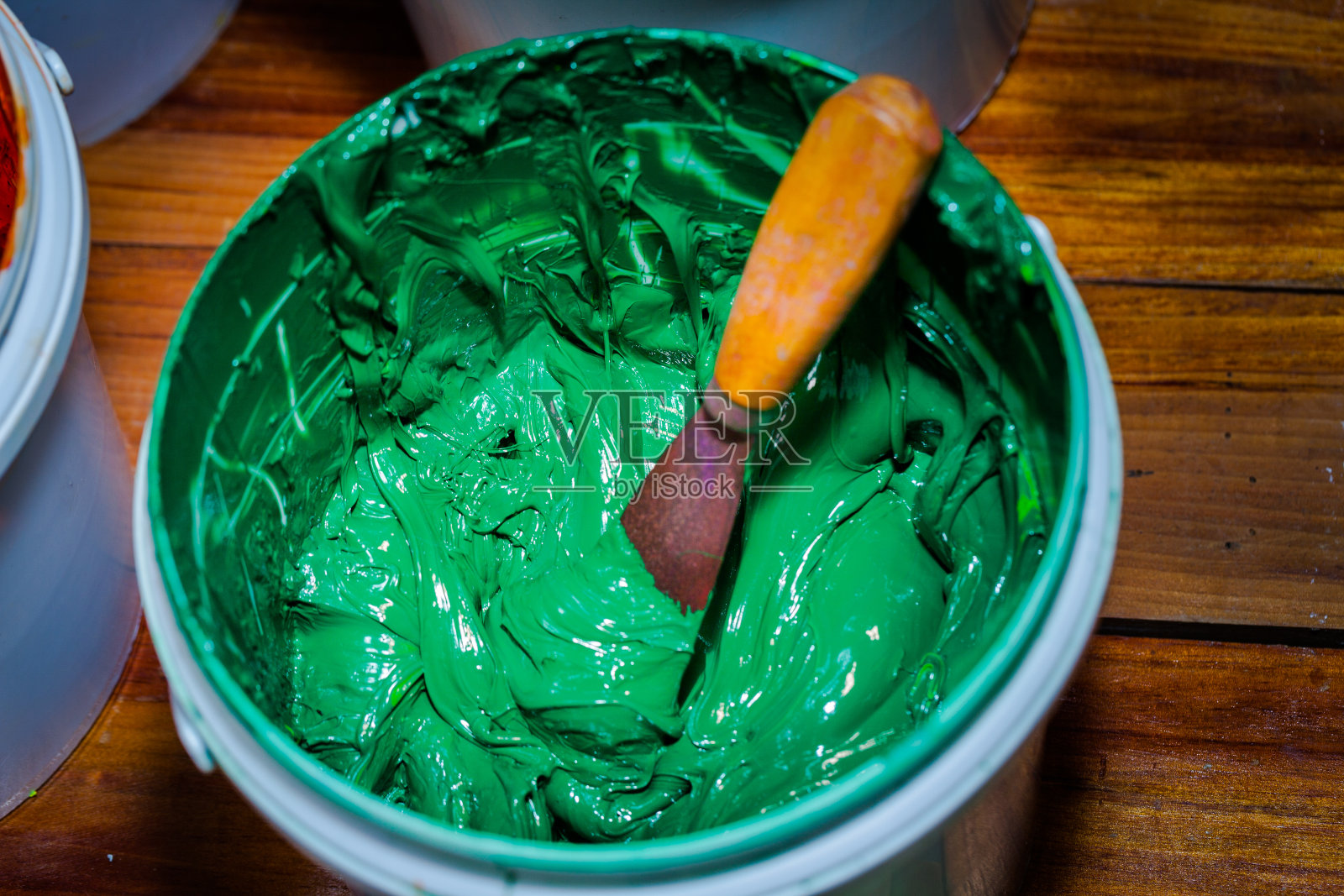 白色塑料桶内为绿色照片摄影图片