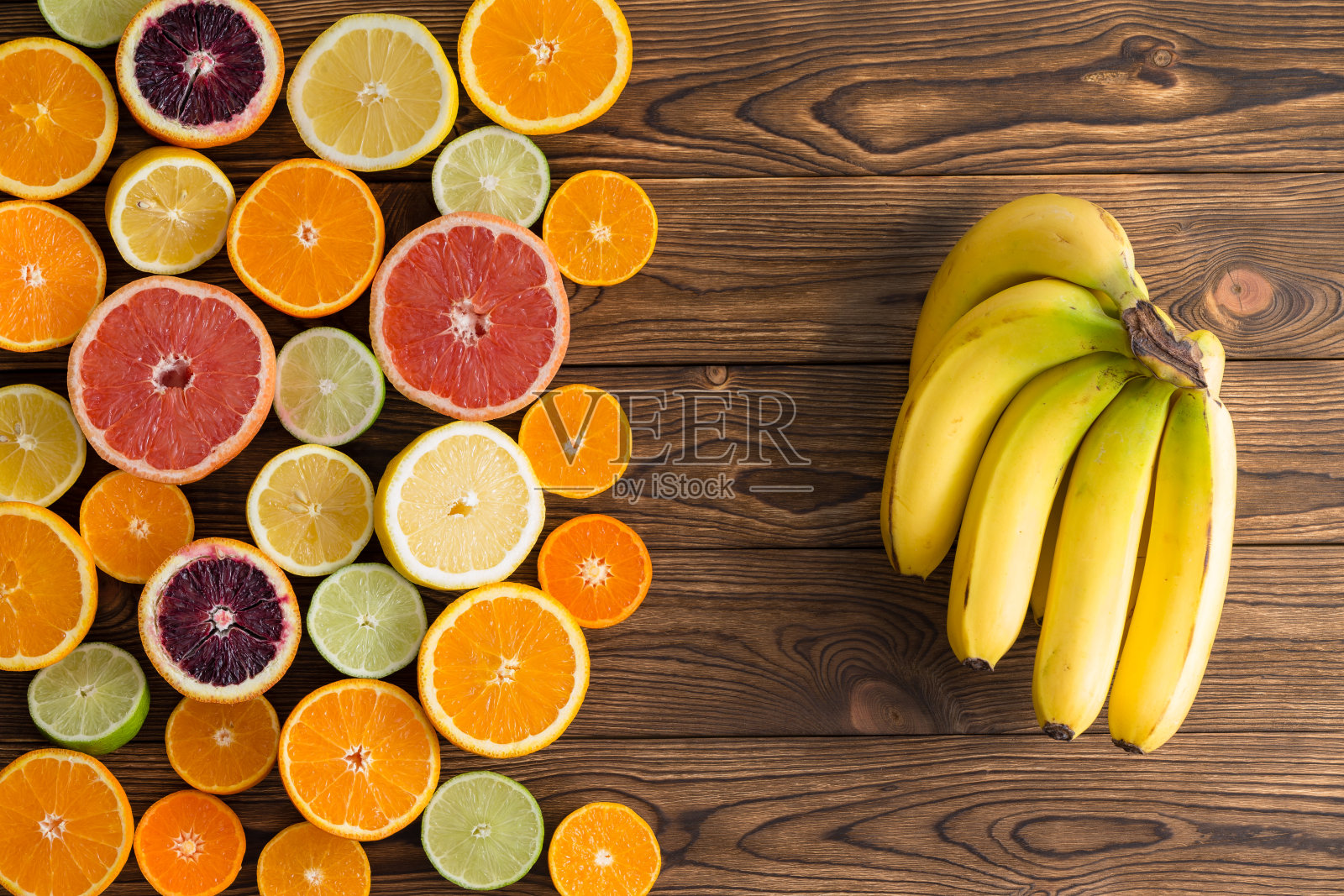 柑橘类水果和香蕉的多彩静物画照片摄影图片