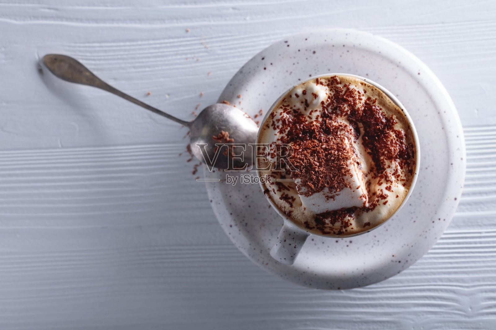 热巧克力和棉花糖撒上巧克力片。照片摄影图片