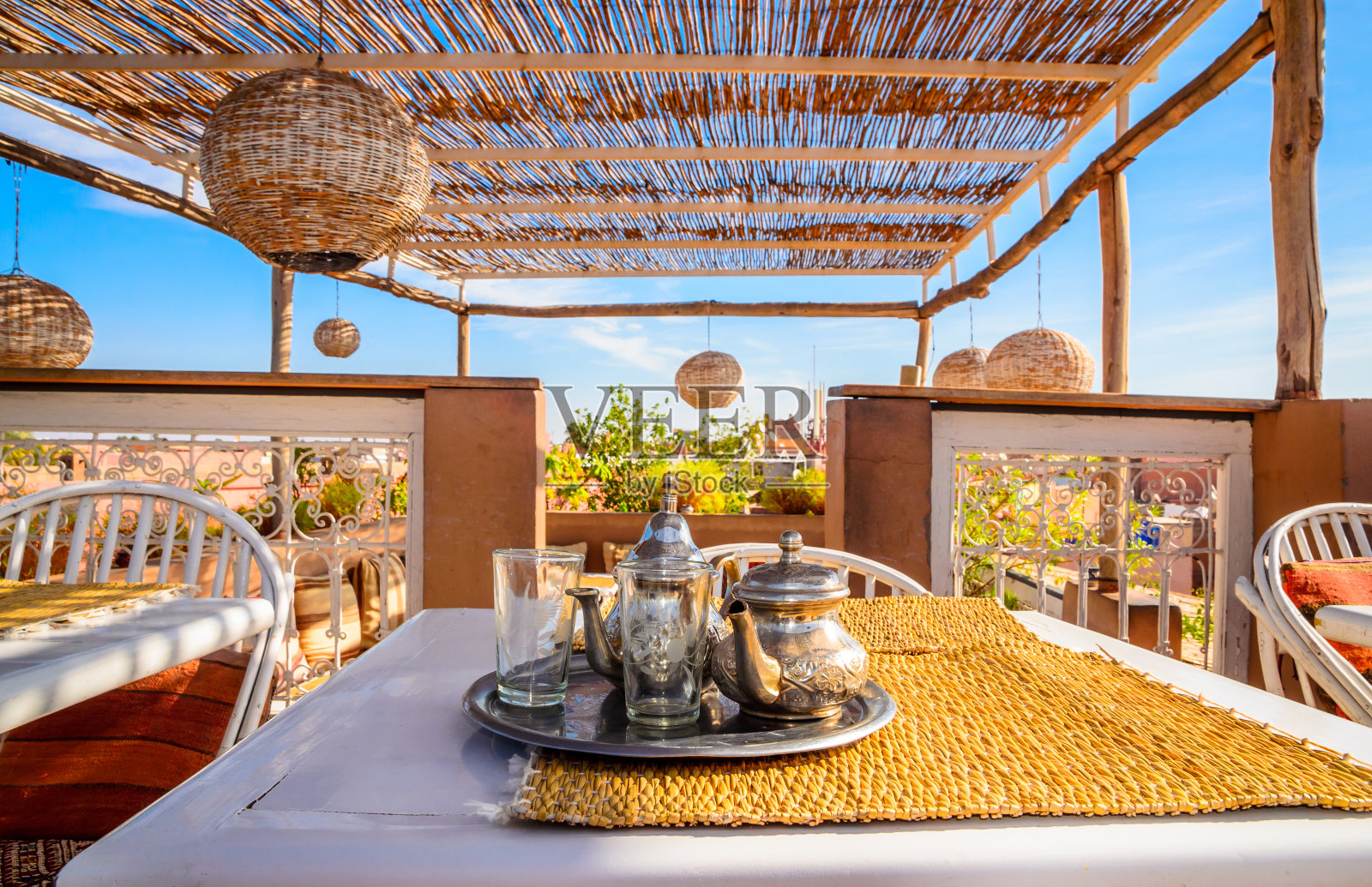 摩洛哥马拉喀什的传统摩洛哥薄荷茶照片摄影图片