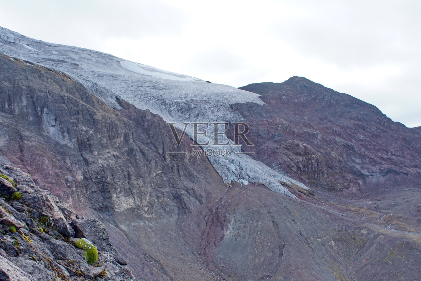 卡扬贝火山上的冰川照片摄影图片