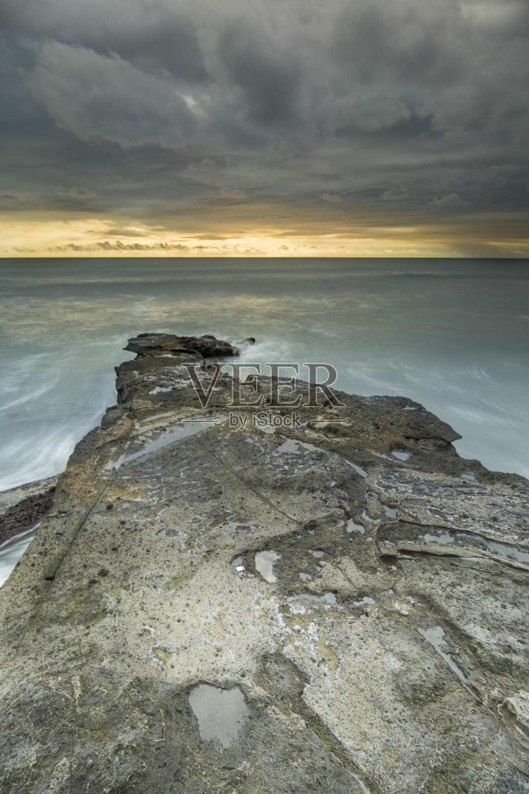 在海滩上摇滚照片摄影图片