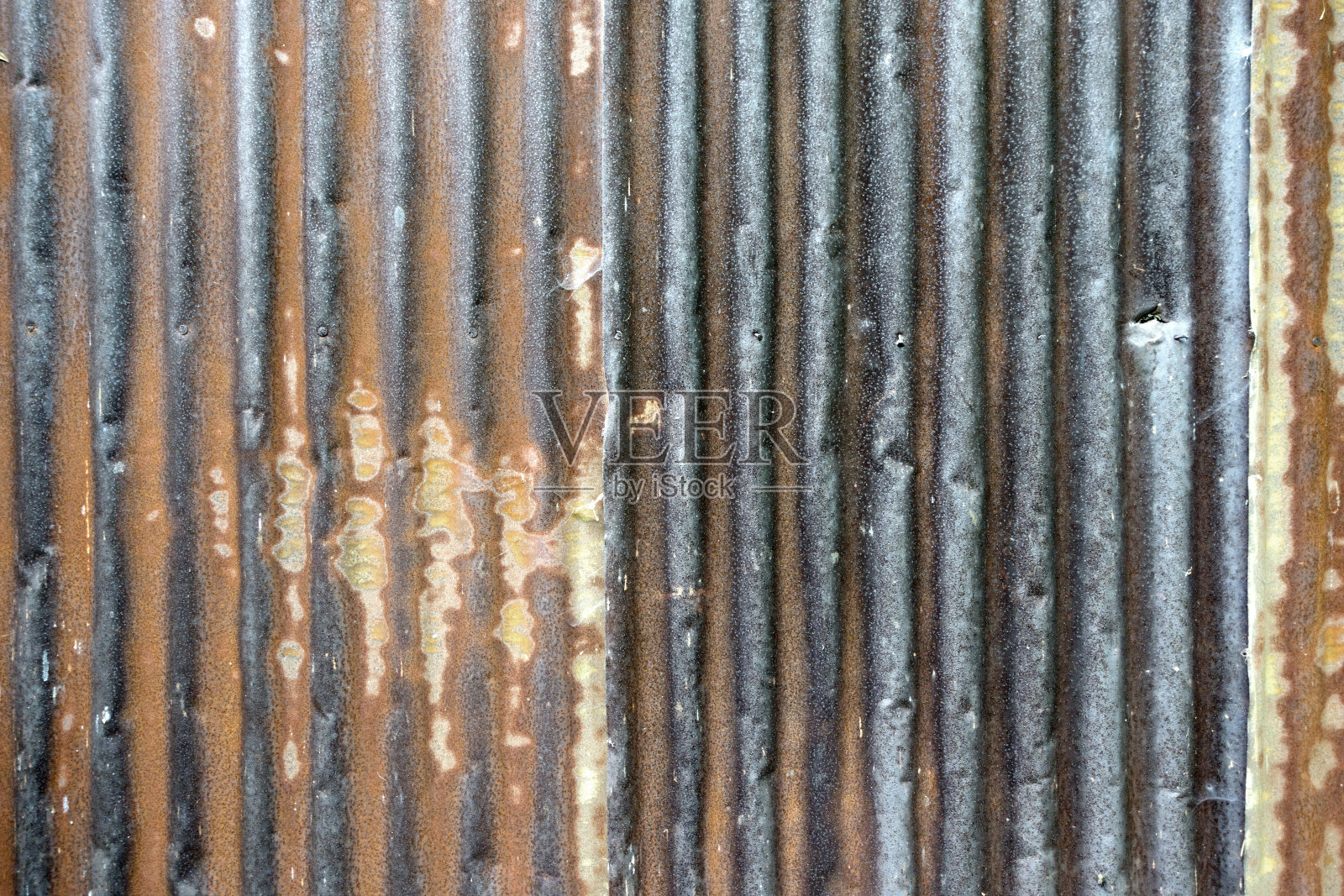 带有定向刨花板的旧金属板屋顶照片摄影图片