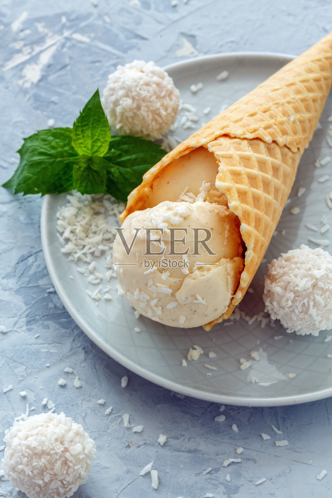 椰汁冰淇淋和椰汁松露。照片摄影图片