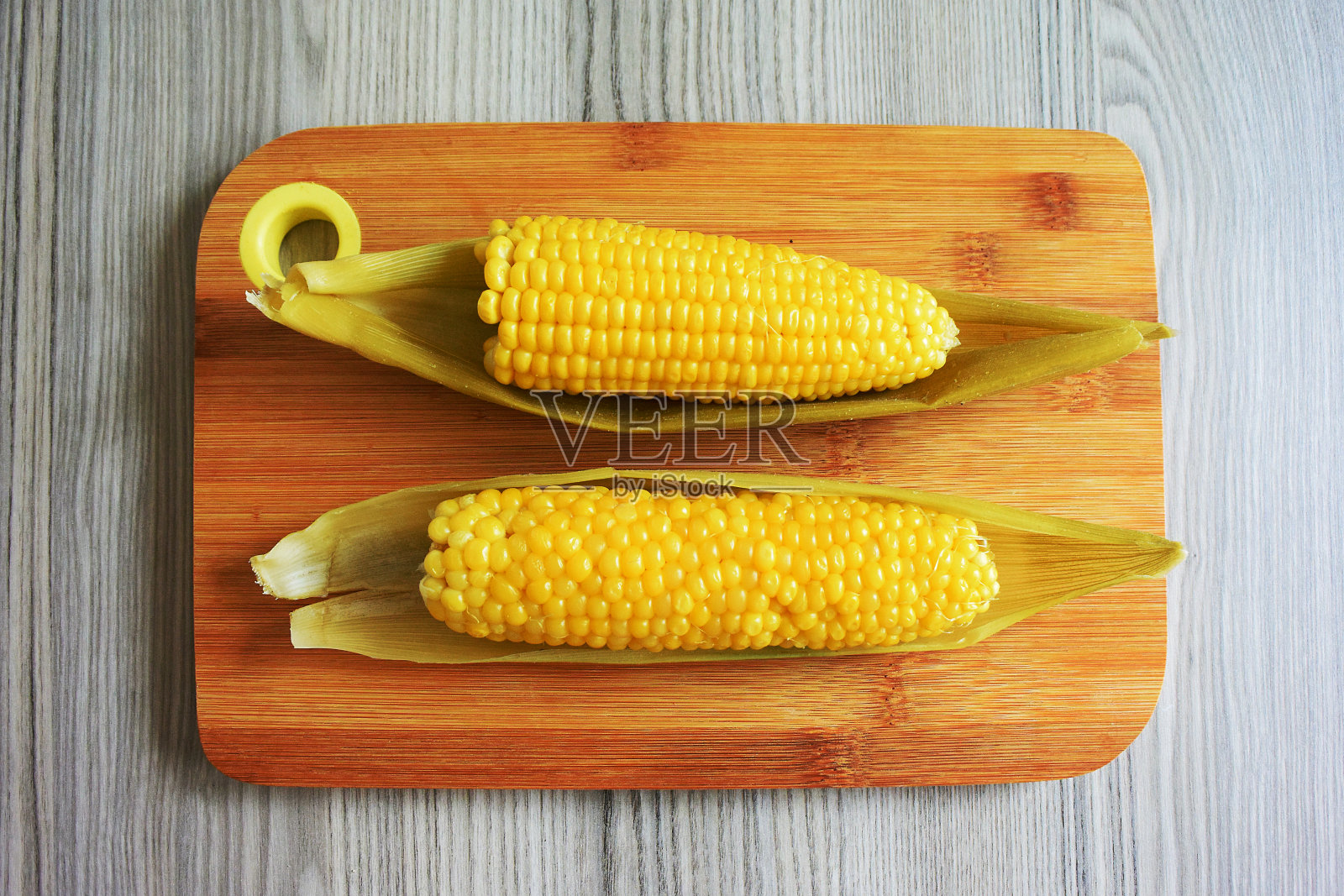 在木桌上煮玉米照片摄影图片