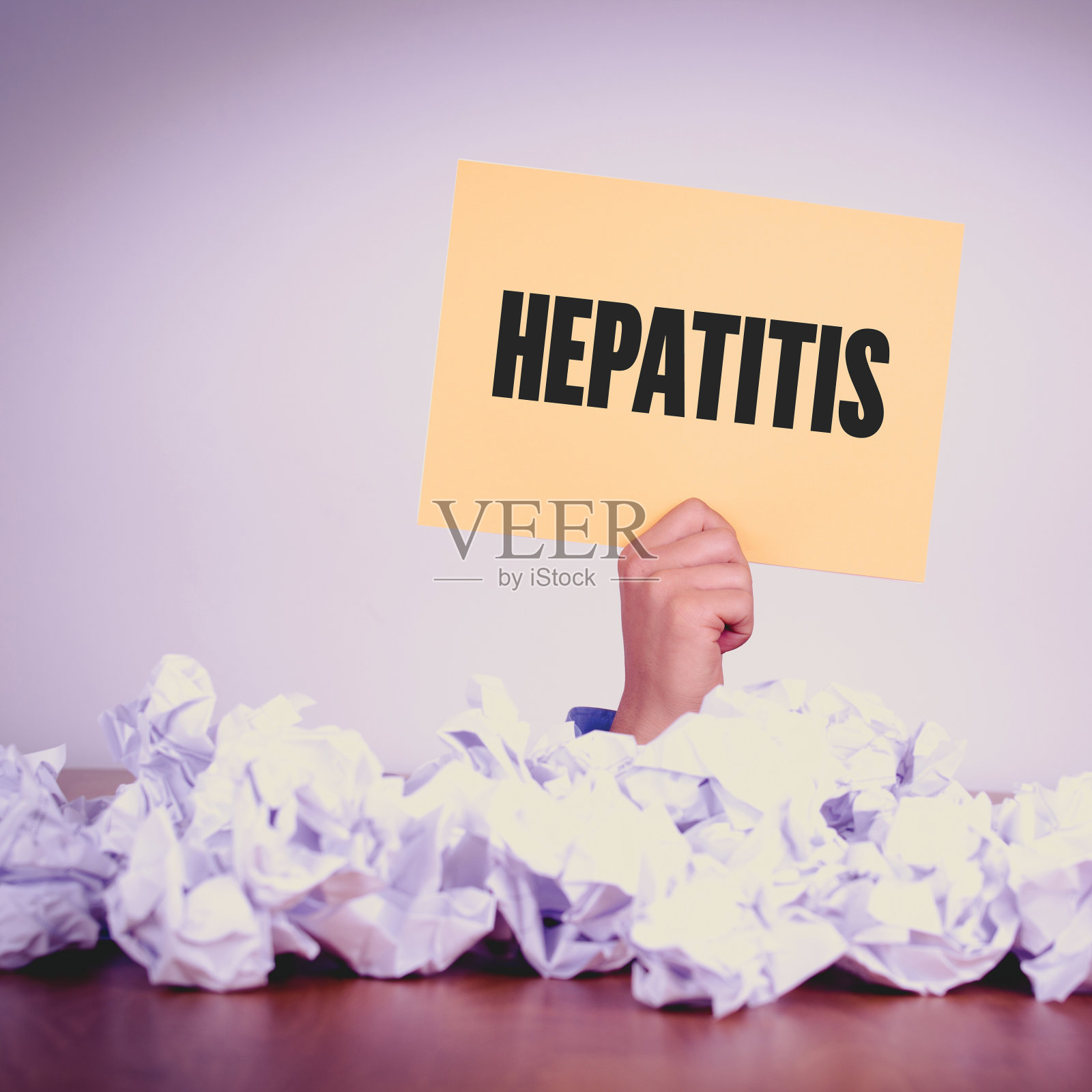 手握黄纸带肝炎概念照片摄影图片