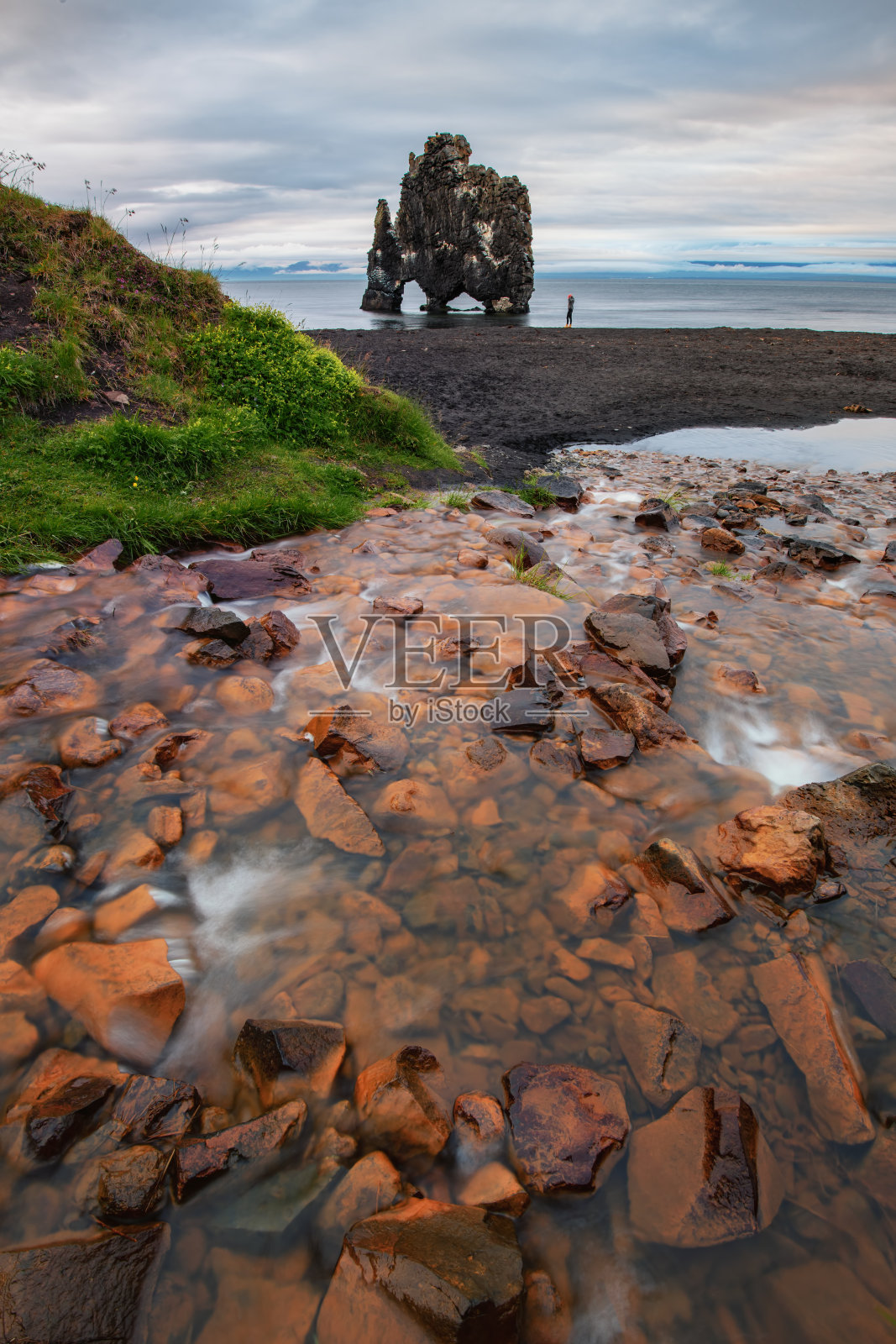 Hvitserkur是冰岛海中的一块壮观的岩石。照片摄影图片