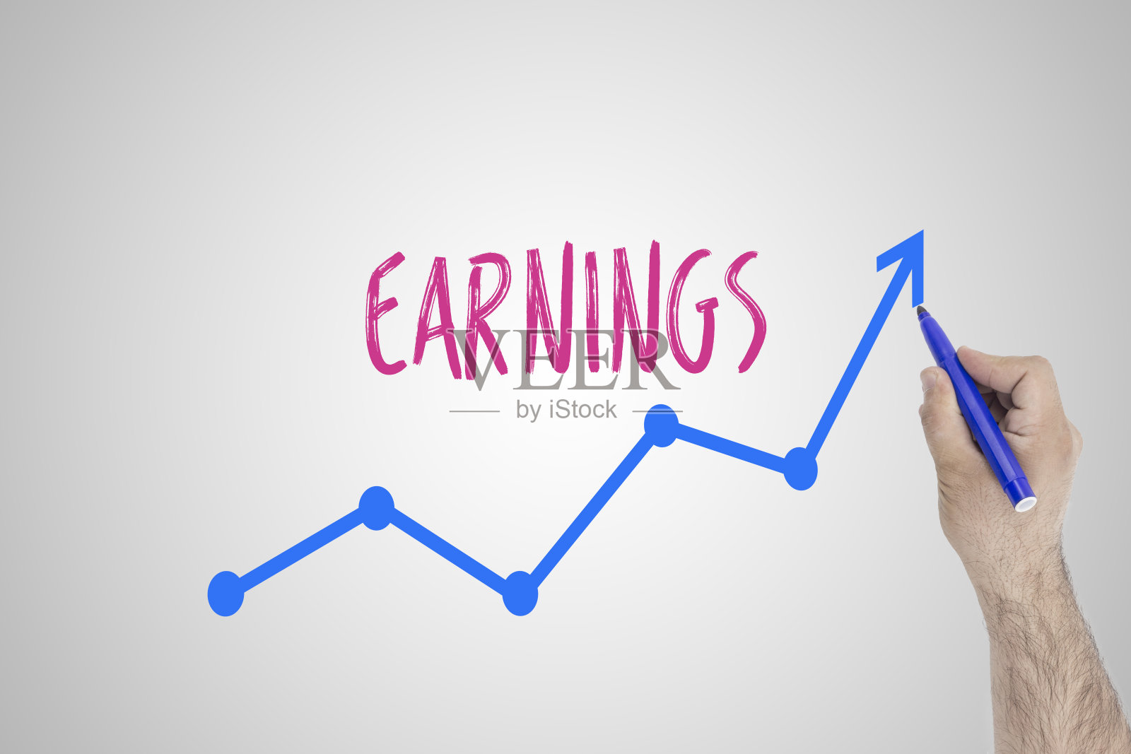 白板上不断增长的收益概念。商人在白板上加速画出改善收入的线。照片摄影图片