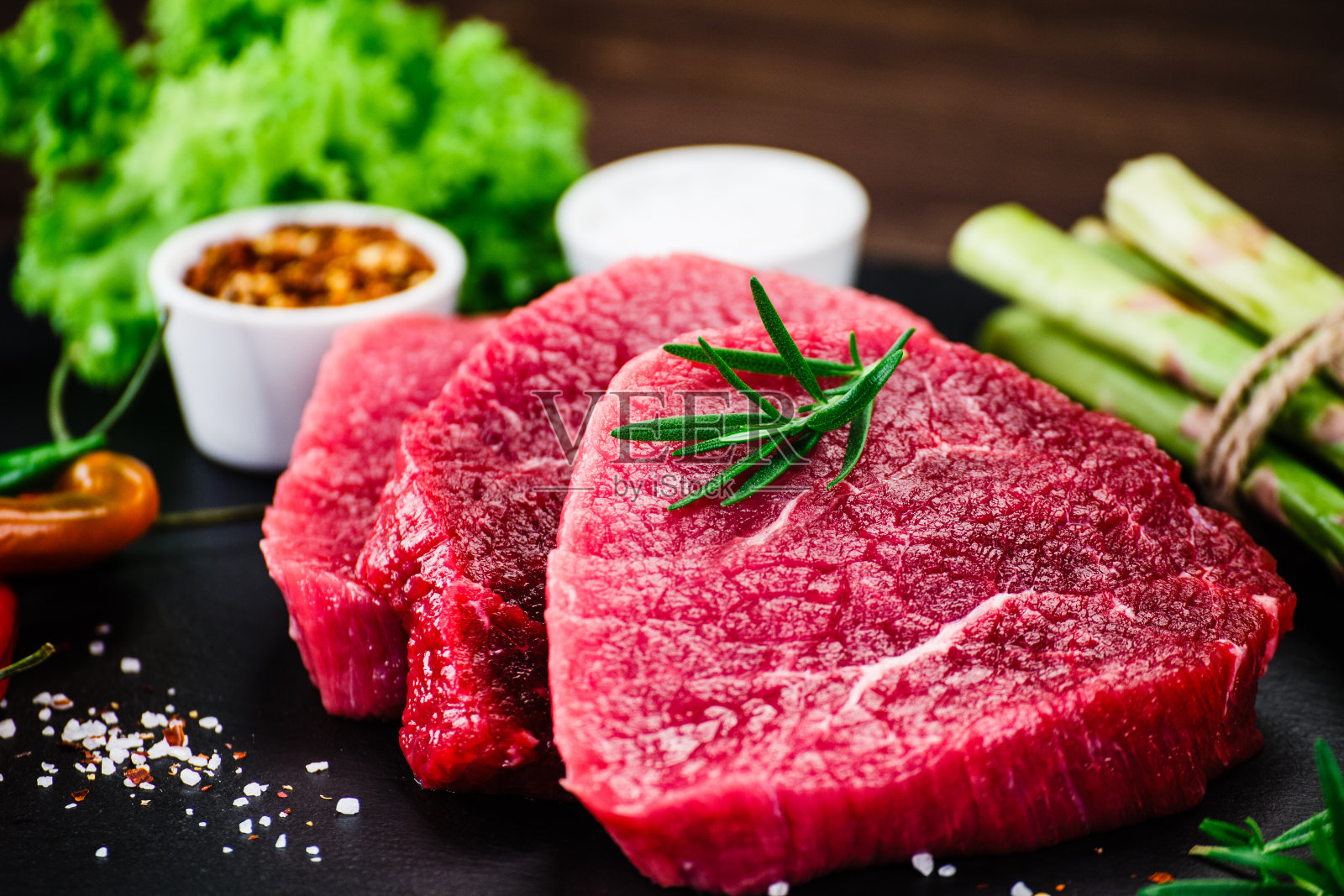 切板上的新鲜生牛肉照片摄影图片