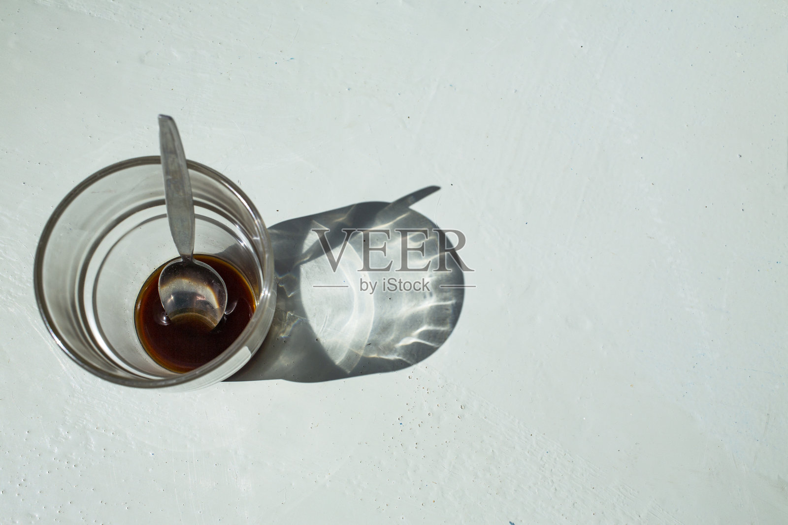 灰色混凝土桌子背景上的咖啡和勺子，特写镜头照片摄影图片