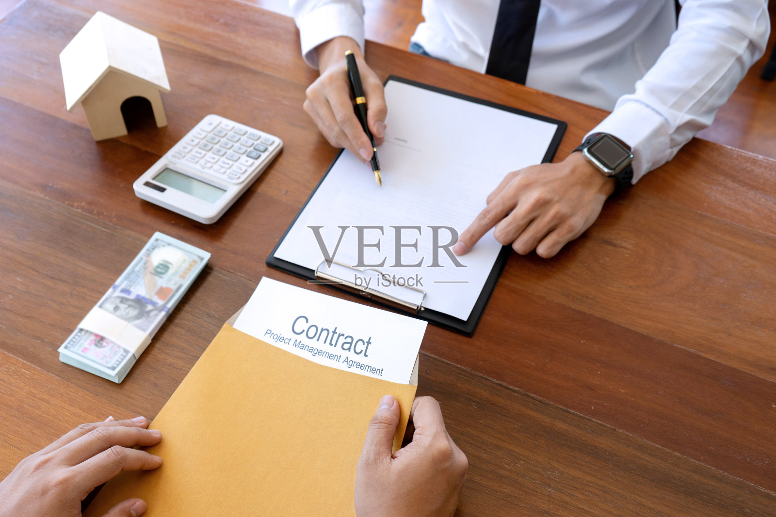 商人同意签署合同照片摄影图片